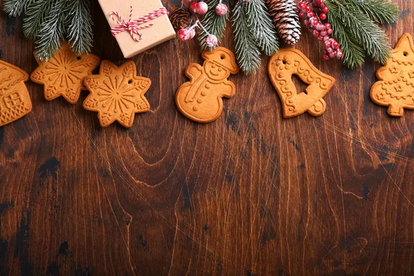 圣诞树的枝条 圣诞舞会 圣诞姜饼 礼品盒 木制雪花和星空点缀在古老的木制背景下的圣诞祝福 顶部视图 复制空间 圣诞贺卡 — 图库照片