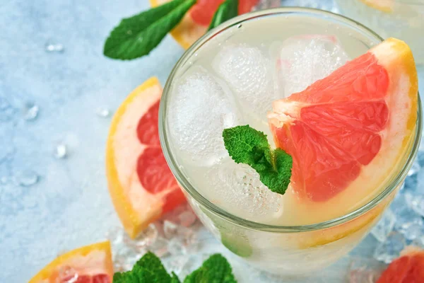 Bebida Limonada Hecha Pomelo Agua Soda Hojas Menta Con Hielo — Foto de Stock