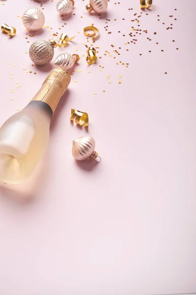 Şampanya Şişesi Hediye Hediye Kutusu Pembe Arka Planda Altın Parıldayan — Stok fotoğraf
