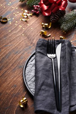 Noel ağacı dalları, Noel topları ve zencefilli çörekleri Noel kutlaması için eski ahşap arka planda siyah renk koyan Noel masası. Mutlu Noeller ve mutlu yıllar konsepti