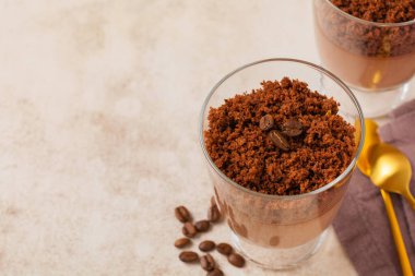 Hafif kayrak, taş ya da beton arka planda cam kavanozlarda brovnili leziz tatlı çikolatalı mus. Seçici odak