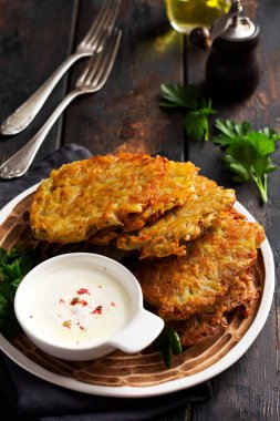 Draniki - patates kızartması, vejetaryen patatesli krep, taze otlar ve sarımsaklı yoğurt sosuyla servis edilen, seçici odaklı