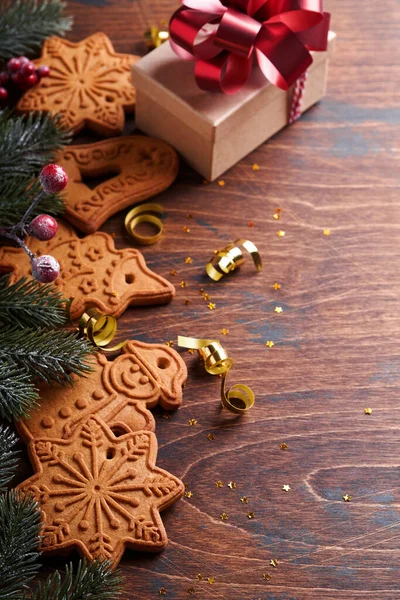 圣诞树的枝条 圣诞舞会 圣诞姜饼 礼品盒 雪花和星空点缀在古老的木制背景下的圣诞祝福 选择焦点 复制空间 圣诞贺卡 — 图库照片