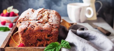 Ahududu, gri beton antika arka plan üzerinde bundt ile muz ekmeği. Seçici odak