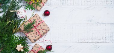 Çam dalları, oyuncaklar, hediye kutusu ve çan eski ahşap arka plan masada Noel arka plan. Seçici odak. Kopya alanı ile üstten görünüm