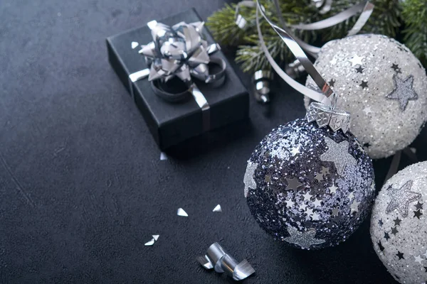 Conceito de Natal ou Ano Novo com bola de bugigangas preto e prata, caixa de presente e champanhe com fita metálica prata decorada em fundo preto. Feliz Ano Novo 2022. Faz asneira.. — Fotografia de Stock