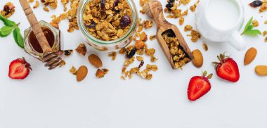 Yulaf ezmesi granola cam beyaz zemin üzerine kurutulmuş meyve, chia tohum ve ayçiçeği, tatlım. Üstten görünüm.