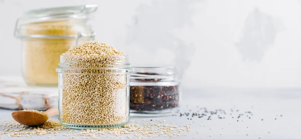 Grains Quinoa Crus Pot Nourriture Végétarienne Saine Sur Table Cuisine — Photo