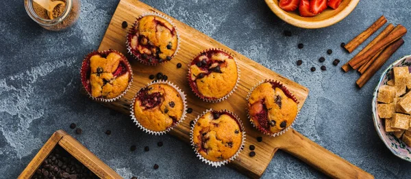 Fragola Cioccolato Cupcakes Muffin Vecchio Supporto Legno Sfondo Grigio Cemento — Foto Stock