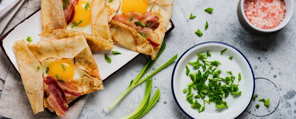 Crepe Con Huevo Frito Queso Tocino Cebolla Verde Para Desayuno —  Fotos de Stock