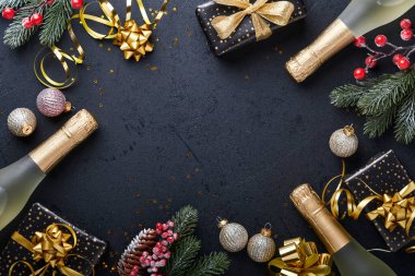 Tatil hediyesi kutusu ya da kurdele, altın konfeti ve siyah arka planda altın takılar. Sihirli Noel tebrik kartı. Noel süslemesi. Sınır tasarımı. Model yap. Üst görünüm.