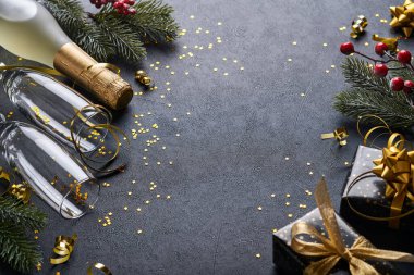 Tatil hediyesi kutusu ya da kurdele, altın konfeti ve siyah arka planda altın takılar. Sihirli Noel tebrik kartı. Noel süslemesi. Sınır tasarımı. Model yap. Üst görünüm.