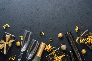 Tatil hediyesi kutusu ya da kurdele, altın konfeti ve siyah arka planda altın takılar. Sihirli Noel tebrik kartı. Noel süslemesi. Sınır tasarımı. Model yap. Üst görünüm.