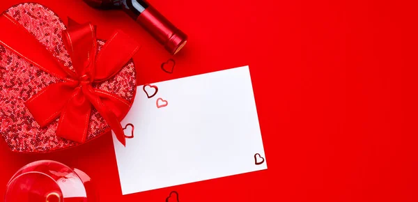 Vino Vasos Caja Regalo Forma Corazón Con Una Cinta Roja — Foto de Stock