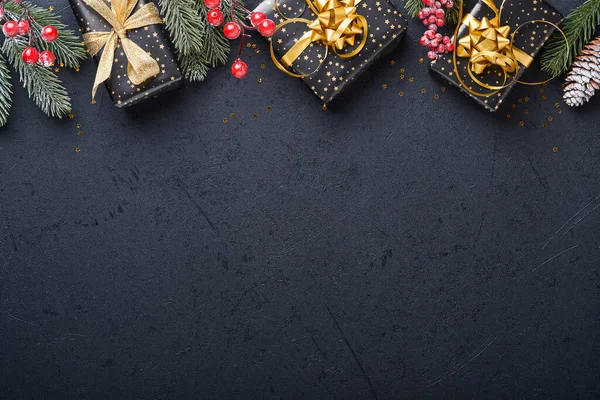 节日礼品盒或礼物 带有彩带 金色的彩带和黑色背景的金色小包 神奇的圣诞贺卡 圣诞装饰 边境设计 把它弄坏了顶部视图 — 图库照片