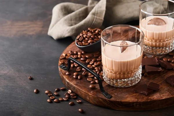 Glas Irischer Sahne Baileys Likör Mit Gerösteten Kaffeebohnen Zimt Und — Stockfoto