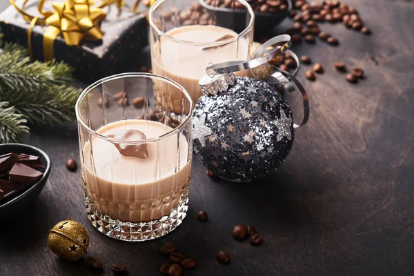 Glas Irischer Sahne Baileys Likör Mit Eis Gerösteten Kaffeebohnen Zimt — Stockfoto