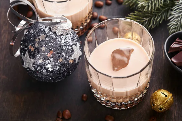 Glas Irischer Sahne Baileys Likör Mit Eis Gerösteten Kaffeebohnen Zimt — Stockfoto