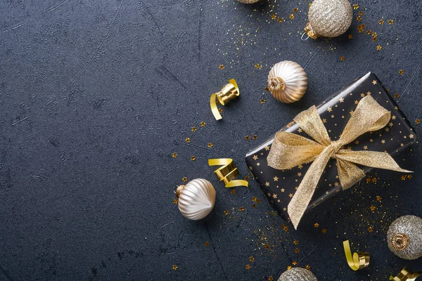 Χριστουγεννιάτικο Κουτί Δώρου Δώρο Κορδέλα Χρυσά Κομφετί Και Χρυσά Στολίδια — Φωτογραφία Αρχείου