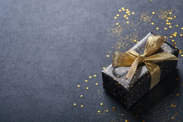 Vakantie Geschenkdoos Aanwezig Met Lint Gouden Confetti Gouden Kerstballen Zwarte — Stockfoto