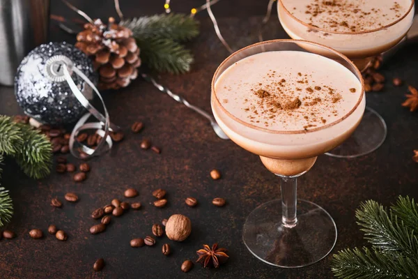 Alexander Cocktail Cocktailglas Auf Holztisch Mit Shaker Muskatnuss Und Kleiner — Stockfoto