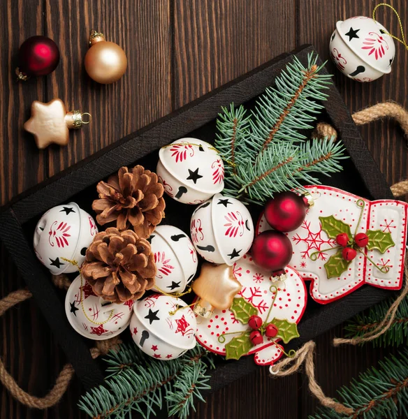 Weihnachten Hintergrund Mit Tannenzweigen Spielzeug Und Glocken Auf Hölzernen Alten — Stockfoto