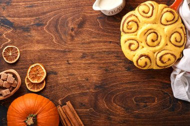 Tarçınlı rulo ya da tarçınlı ev yapımı çiğ hamur hazırlama tatlı tatlı tatlı çörekler ev yapımı hamur işleri Danimarka usulü mini atıştırmalıklar. Besin maddeleri. Üst Manzara. Sonbahar pişirme kavramı