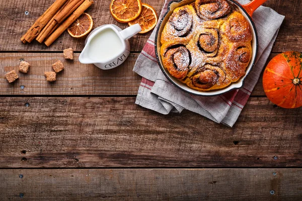 Cinnabon Kaneel Broodjes Broodjes Met Pompoen Noot Karamel Suiker Room — Stockfoto