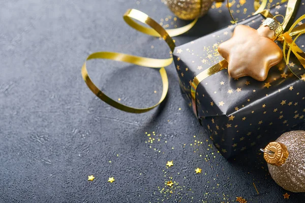 Χριστουγεννιάτικο Κουτί Δώρου Δώρο Κορδέλα Χρυσά Κομφετί Και Χρυσά Στολίδια — Φωτογραφία Αρχείου