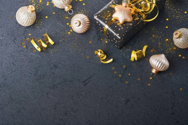 Caja Regalo Vacaciones Regalo Con Cinta Confeti Dorado Bolas Oro —  Fotos de Stock