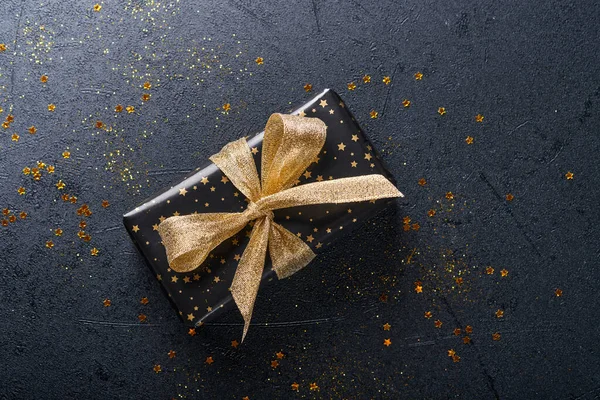 Caja Regalo Vacaciones Regalo Con Cinta Confeti Dorado Bolas Oro — Foto de Stock