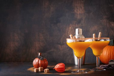 Tarçınlı balkabağı kokteyli, portakal suyu ve cam bardaklarda kakao. Cadılar Bayramı ya da Şükran Günü için balkabağı güz içeceği.