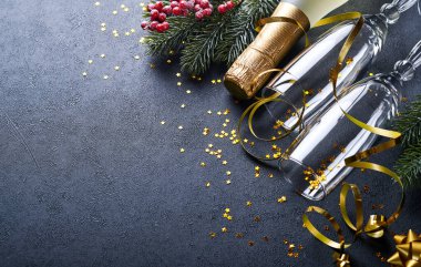 Tatil hediyesi kutusu ya da kurdele, altın konfeti ve siyah arka planda altın takılar. Sihirli Noel tebrik kartı. Noel süslemesi. Sınır tasarımı. Model yap. Üst görünüm.