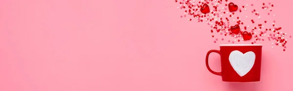 Červený Hrnek Hrnek Malovaným Srdcem Cukrem Čokoládovými Srdíčky Růžovém Pozadí — Stock fotografie