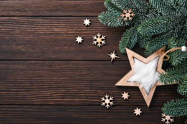 圣诞节或新年背景与杉木树枝和木制雪花和明星圣诞球 礼物盒在黑暗的木制背景 把你的文字放好 圣诞贺卡 — 图库照片
