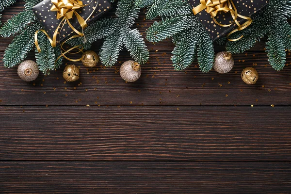 Kerst Sparren Takken Kerstballen Geschenkdoos Houten Sneeuwvlokken Sterren Oude Spierkracht — Stockfoto