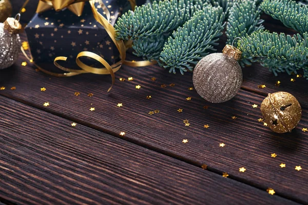 Tannenzweige Weihnachtskugeln Geschenkschachteln Hölzerne Schneeflocken Und Sterne Auf Altem Hölzernem — Stockfoto