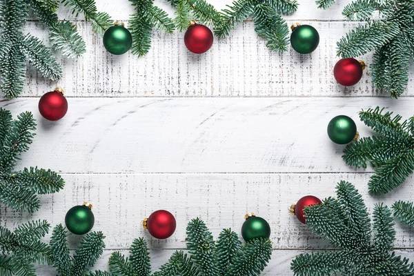 圣诞装饰 节日装饰用的是金色的灌木 冷杉枝条 并展示在古老的白色木板背景上 边境设计 顶部视图 打起精神 — 图库照片
