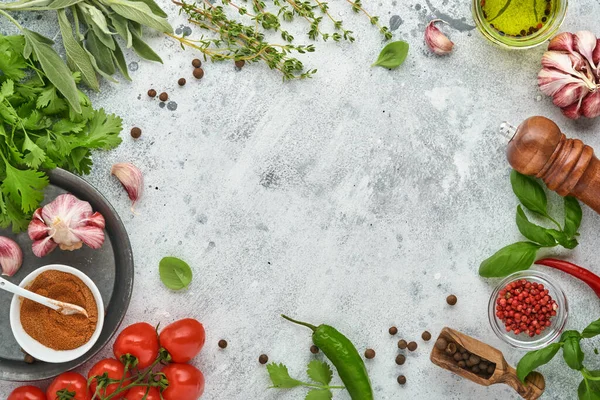 Lebensmittel Kochen Hintergrund Frischer Safran Knoblauch Koriander Basilikum Kirschtomaten Paprika — Stockfoto