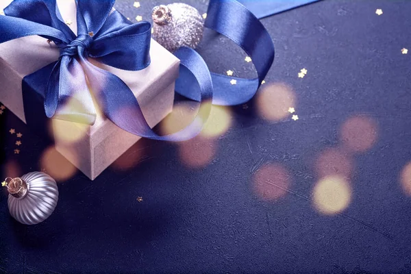 Confezione Regalo Vacanza Regalo Con Nastro Blu Confetti Dorati Bagattelle — Foto Stock