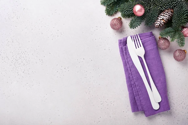 Noel masası, gümüş çatal bıçak takımlarıyla beyaz renk, peçete rengi 2022 'de çok moda, Noel baloları, yıldızlar, şampanya, beyaz arka planda yeni yıl kutlamaları için gözlük. Model.