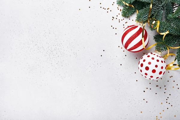 Karácsonyi Vagy Újévi Koncepció Fehér Piros Baubles Labda Ajándék Doboz — Stock Fotó