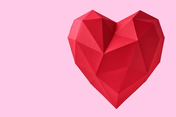 ピンクの背景に隔離された赤い紙の囲炉裏 バレンタインデーやその他の愛の招待状のための赤い多角形の紙の心 トップビュー コピースペース — ストック写真
