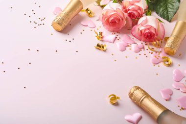 Pembe güller, şampanya, hediye, altın kurdeleler ve pembe arka planda kırmızı kalpler. Tebrik etmek için en üstteki dairede yer var. Sevgililer Günü arkaplanı ve tebrik kartı.