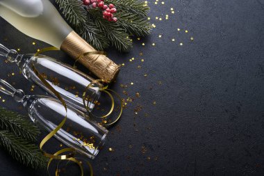 Tatil hediyesi kutusu ya da kurdele, altın konfeti ve siyah arka planda altın takılar. Sihirli Noel tebrik kartı. Noel süslemesi. Sınır tasarımı. Model yap. Üst görünüm.