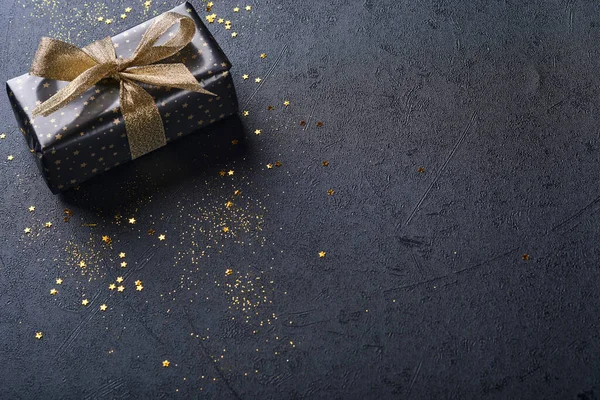 Vakantie Geschenkdoos Aanwezig Met Lint Gouden Confetti Gouden Kerstballen Zwarte — Stockfoto