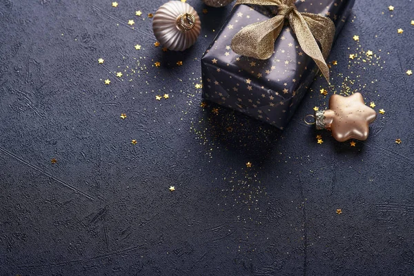 Caja Regalo Vacaciones Regalo Con Cinta Confeti Dorado Bolas Oro — Foto de Stock