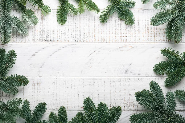 圣诞装饰 节日装饰用的是金色的灌木 冷杉枝条 并展示在古老的白色木板背景上 边境设计 顶部视图 打起精神 — 图库照片