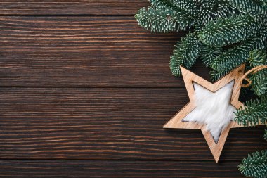 Noel ya da yeni yıl arkaplanı köknar dalları, ahşap kar taneleri ve yıldız Noel baloları, karanlık ahşap arka planda hediye kutusu. Mesajın için yer aç. Noel tebrik kartı..