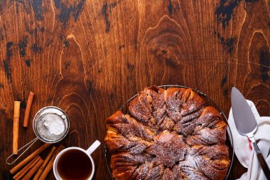 Noel yıldızı çikolata ve tarçınlı ekmeği eski ahşap masaya ördü. Uzayı metin için kopyala. Üst görünüm